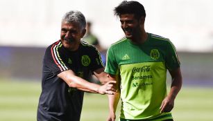 Ricardo Ferretti y Carlos Vela durante un entrenamiento con el Tri