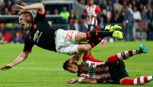 Luke Shaw sufre una entrada fuerte por parte de Héctor Moreno