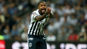 Dorlan Pabón reclama una falta en el duelo contra Monarcas