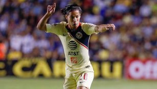 Diego Lainez en un partido con el América