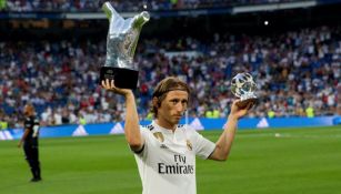 Modric muestra su trofeo como mejor jugador de la UEFA