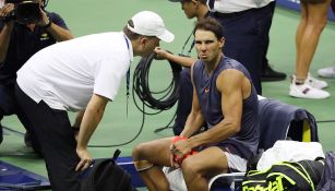 Nadal es atendido de la rodilla tras sufrir molestias