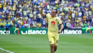 Cuauhtemoc Blanco, en su homenaje durante la J9 del C2016 