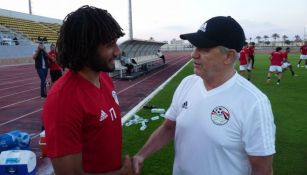 Mohamed El Nenny  y Javier Aguirre durante la práctica de Egipto 