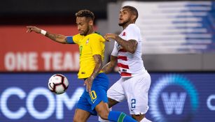 DeAndre Yedlin lucha por el balón contra Neymar