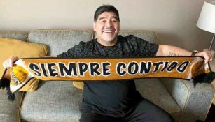 Maradona sonríe con una bufanda de Dorados