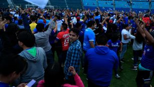 Aficionados, en la cancha del Estadio Azul