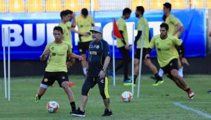 Maradona observa a sus jugadores en su primer entrenamiento con Dorados