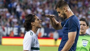 Diego Lainez se encara con Miazga