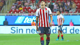 Alan Pulido durante un encuentro contra Morelia