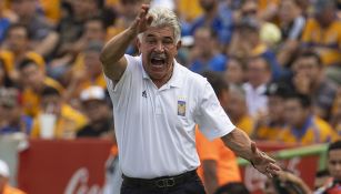 Tuca Ferretti da indicaciones en juego de Tigres