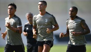 Dybala (i), CR7 (c), durante un entrenamiento con la Juventus