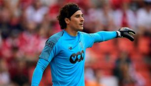 Ochoa da indicaciones a sus compañero en duelo contra el Eupen