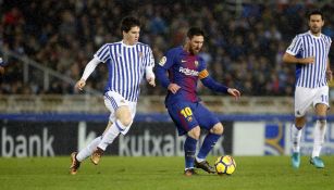 Messi protege el esférico en duelo contra la Real Sociedad