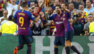 Jugadores del Barcelona festeja un gol contra el PSV