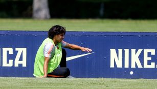 Diego Lainez se lamenta durante un entrenamiento con América