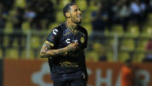 Vinicio Angulo festeja gol contra Cafetaleros