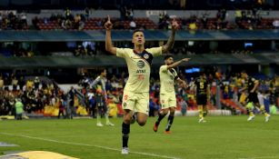 Mateus Uribe festeja gol con América en la J9 del A2018