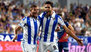 Jugadores de la Real Sociedad festejan el gol 