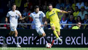 Layún disputa un balón en el juego contra Valencia