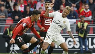 Neymar disputa un balón en el Rennes vs PSG