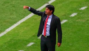 José Saturnino Cardozo lanza una indicación en el Chivas vs Gallos