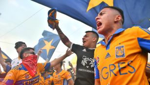 Aficionados de Tigres reciben al equipo previo al Clásico Regio