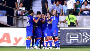 Cruz azul festeja gol de Elías Hernández