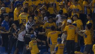 Aficionados de Rayados y Tigres en pelea en el Volcán