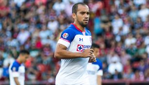 Adrián Aldrete disputa un juego con Cruz Azul