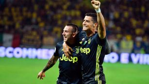 Bernardeschi celebra un gol con Cristiano Ronaldo