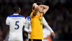 Jugador del Wolverhampton se lamenta durante el partido