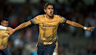 David Izazola celebra un gol con Pumas