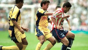 Emilio Mora pelea el balón con Pavel Pardo en el Clásico del Verano 2002