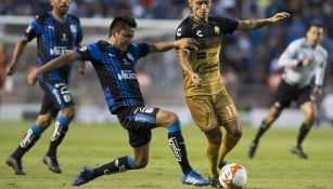 Jugador de Gallos disputa el esférico contra un rival