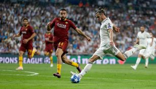 Bale patea el balón en el partido contra la Roma de Champions