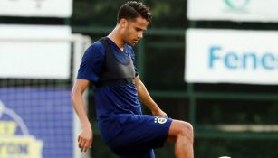 Diego Reyes durante el calentamiento del Fenerbahçe