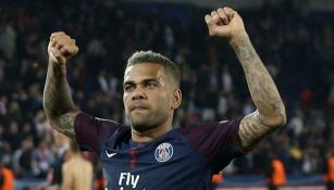 Alves festeja con el PSG