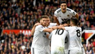 Raúl Jiménez celebra junto a sus compañeros del Wolverhampton