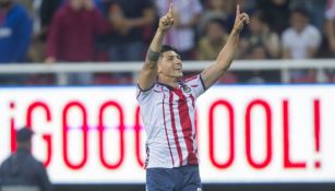 Alan Pulido festeja un gol con las Chivas