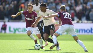 Anthony Martial intenta pasar sobre dos rivales