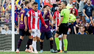 Messi reclama al silbante durante duelo frente al Athletic