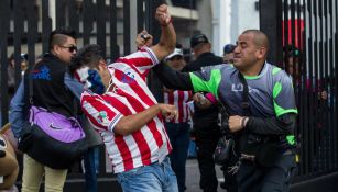 Elemento de seguridad agrede a un aficionado de Chivas