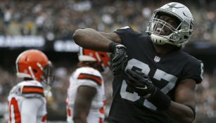 Jared Cook festeja un touchdown contra los Browns