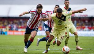 Bruno Valdez e Isaác Brizuela disputan el balón en el Azteca