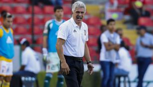 Ricardo Ferretti lanza un grito en un juego de Tigres