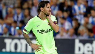 Messi luce pensativo durante un duelo del Barcelona