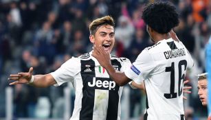 Dybala festeja con Cuadrado uno de sus goles vs el Young Boys