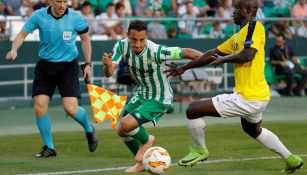 Guardado conduce el esférico en duelo frente al Dudelange