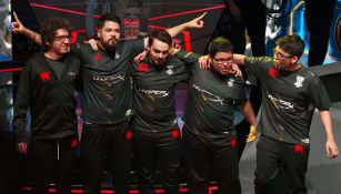 Los jugadores de Infinity festejan tras derrotar a Edward Gaming